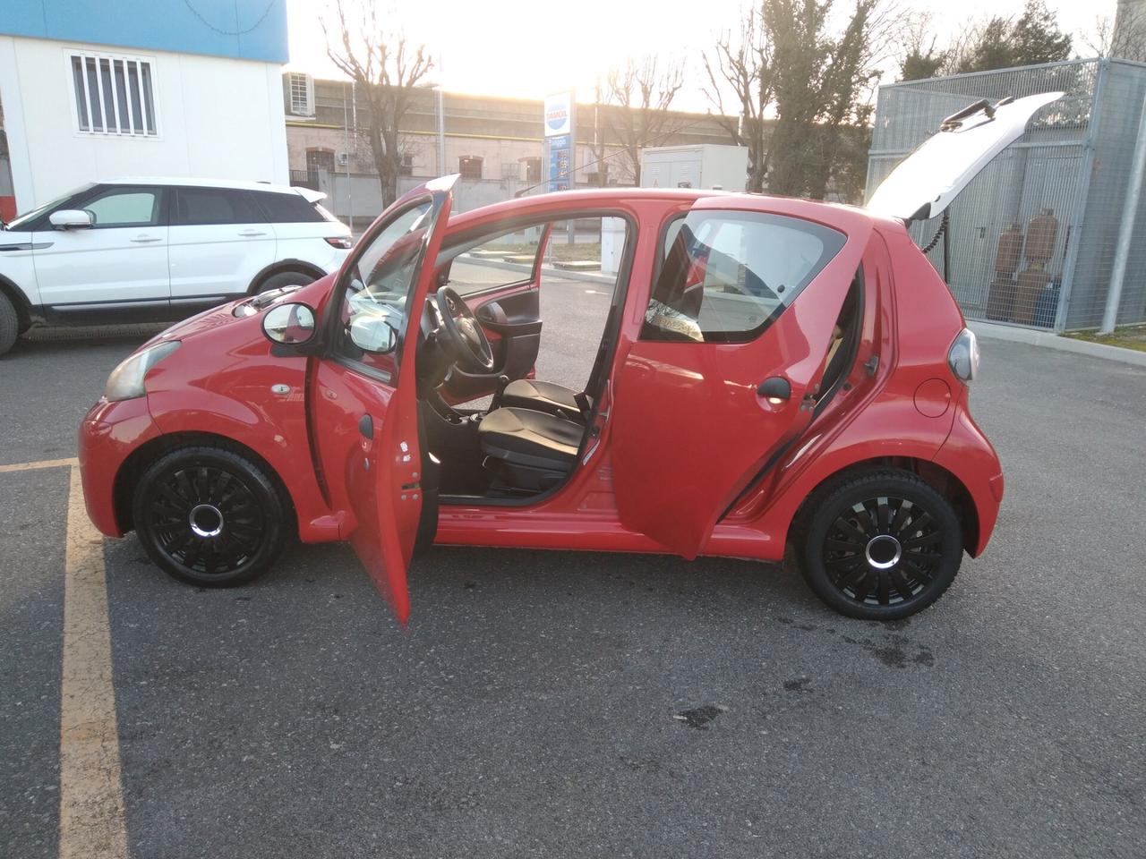 Toyota Aygo 1.0 12V VVT-i 5 porte Cool Soda Connect x neopatentati