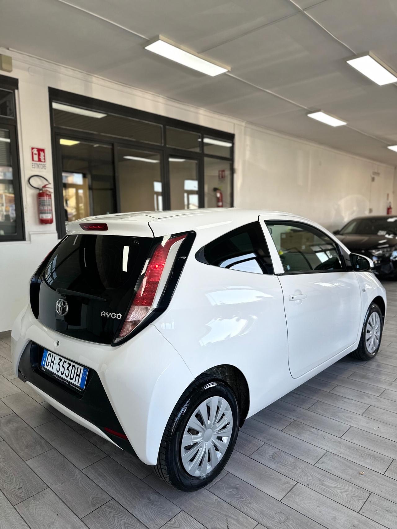 Toyota Aygo 1.0 VVT-i 69 CV 5 porte x-play MMT
