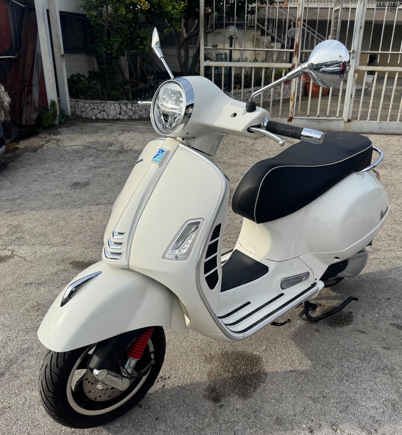 Piaggio Vespa 300 GTS SUPER