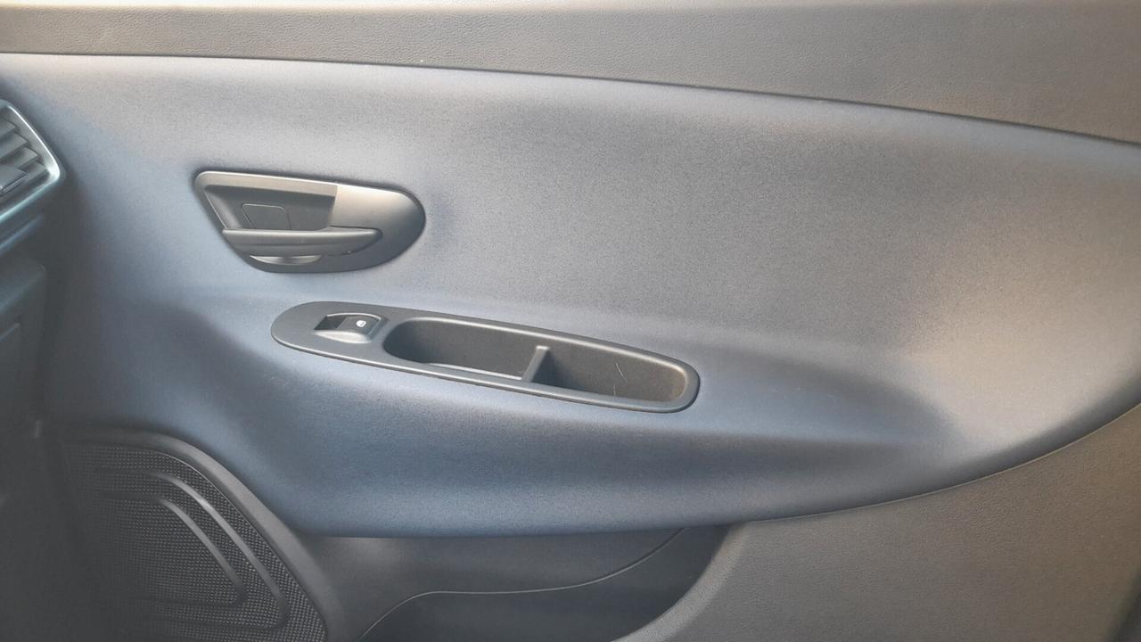 Lancia Ypsilon 1.0 FireFly 5 porte S&S Hybrid Silver
