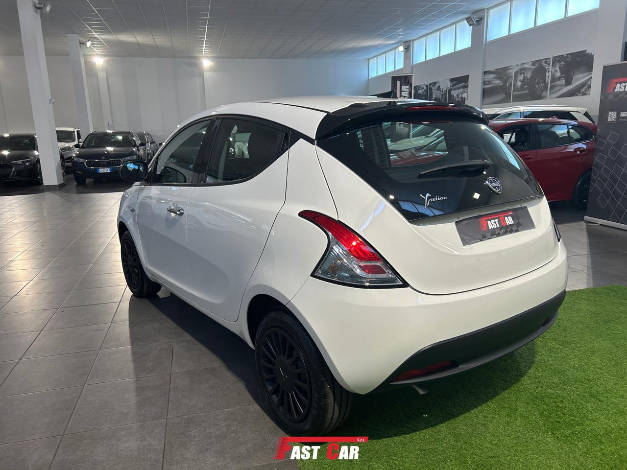 Lancia Ypsilon 1.0 FireFly 5 porte Hybrid Silver