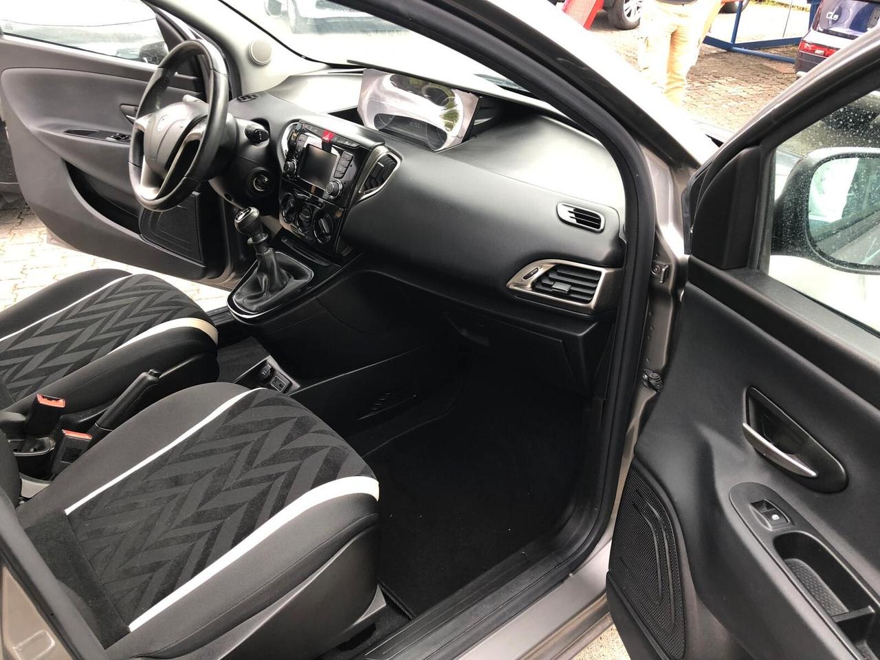 Lancia Ypsilon 1.2 69 CV 5 porte PLATINUM UNICO PROPRIETARIO GARANZIA EUROPEA 12 MESI RINNOVABILE