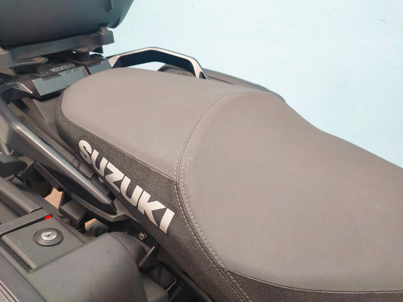 Suzuki V Strom DL 1000 soli 14.318 km.