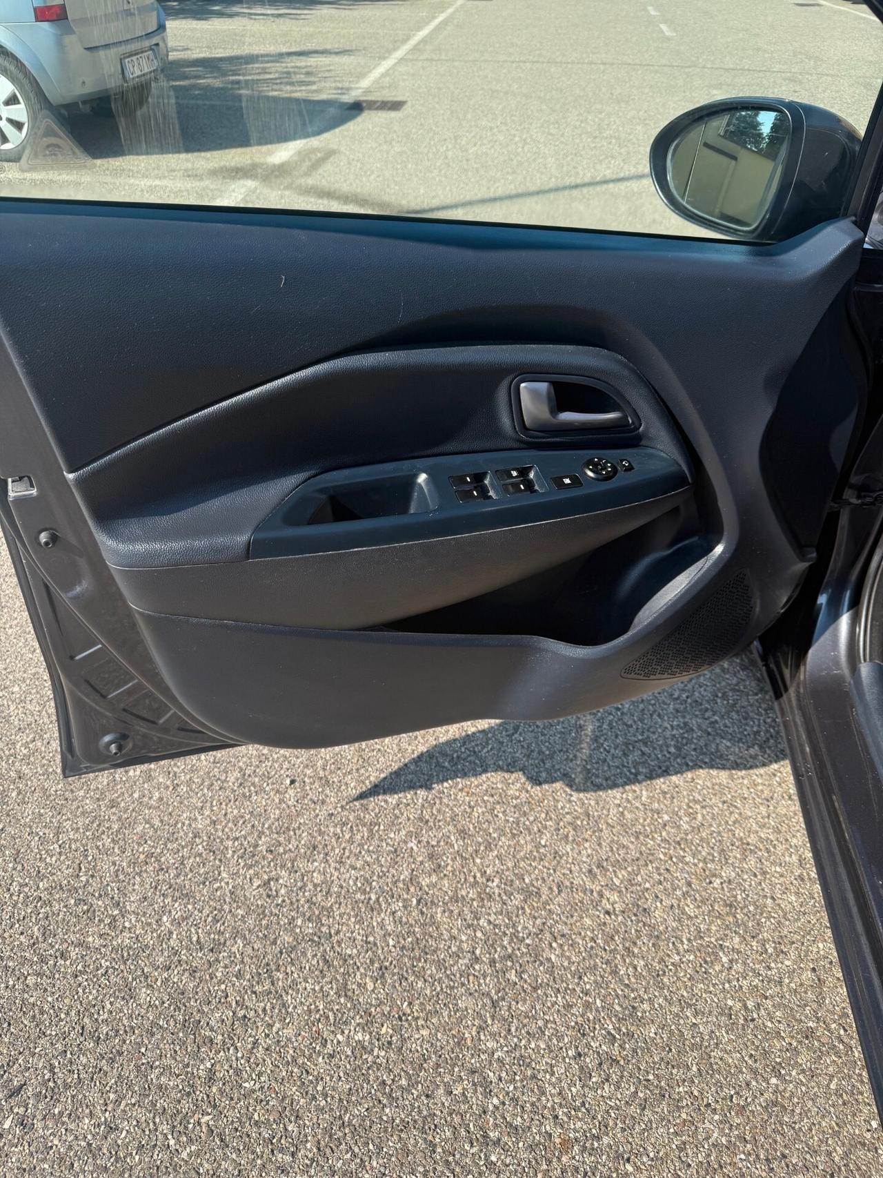 Kia Rio 1.4 crdi - NEOPATENTATI - 12 MESI DI GARANZIA -