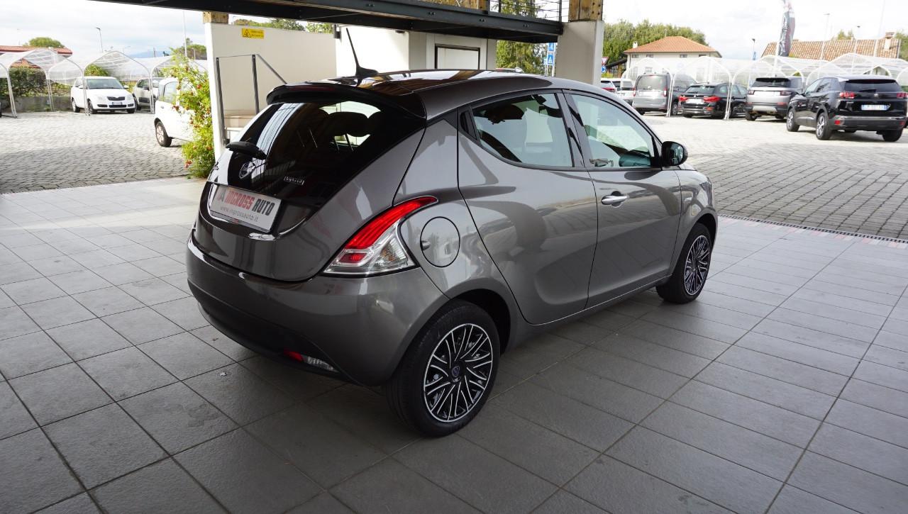 Lancia Ypsilon 1.0 firefly hybrid Silver Plus s&s 70cv
