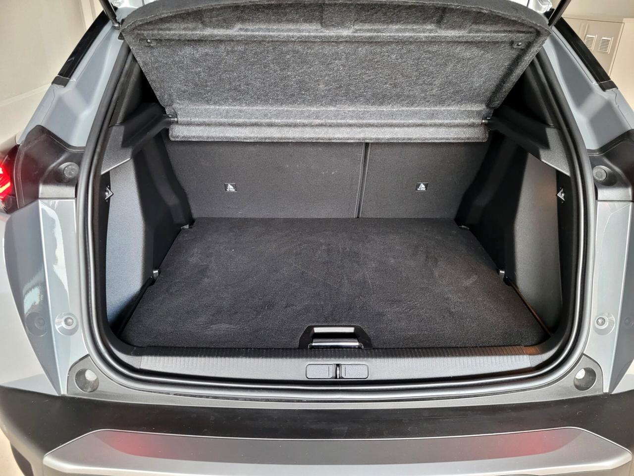 Peugeot 2008 1.2 ALLURE AUT. CARPLAY LED ACC RETROCAMERA