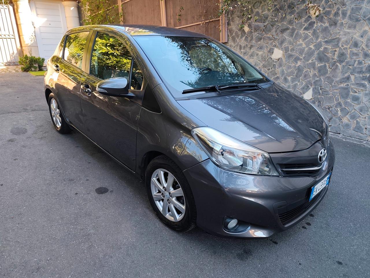 Toyota Yaris 1.3 5 porte Lounge 2012