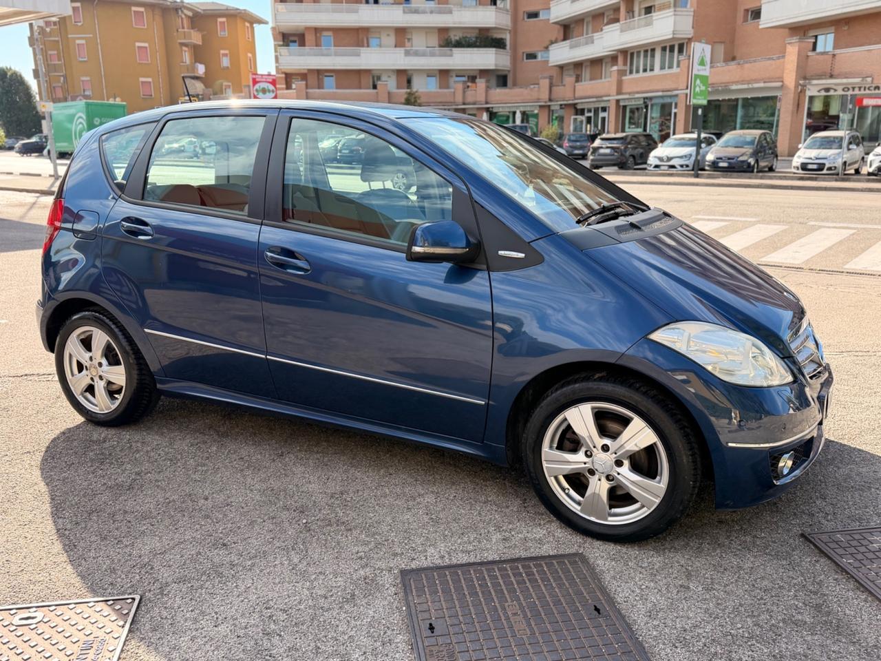 MERCEDES A180 automatico benzina neopatentati