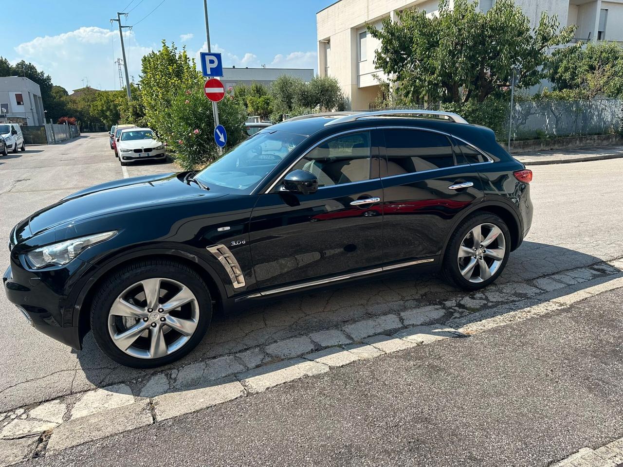 Infiniti QX70 3.0 diesel V6 AT GT Premium