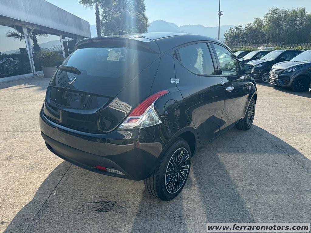 Lancia Ypsilon 1.0 Hybrid Silver NOLEGGIO RENT TO BUY