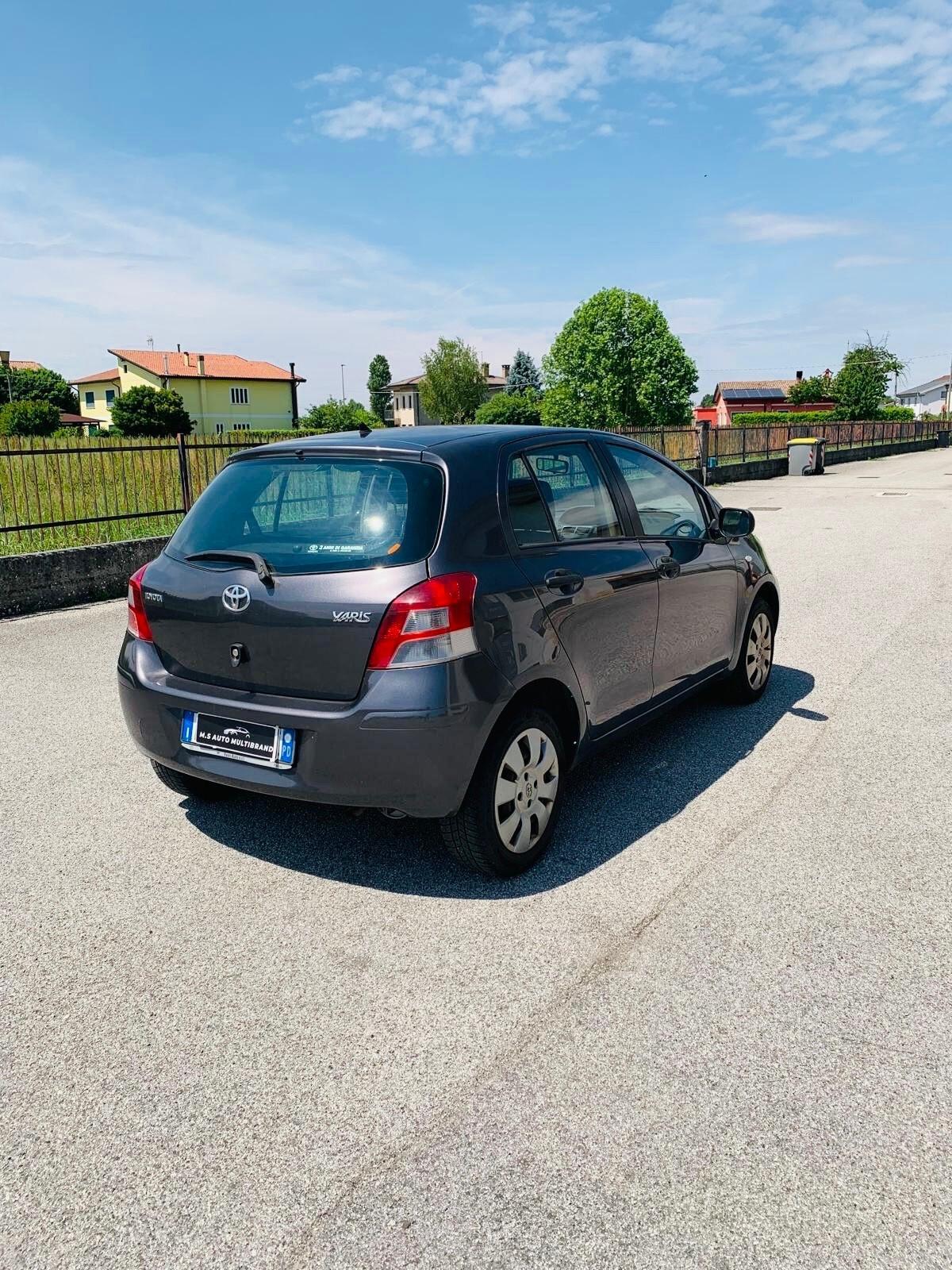 Toyota Yaris 1.0 benzina 2011 130.000km neo patentati