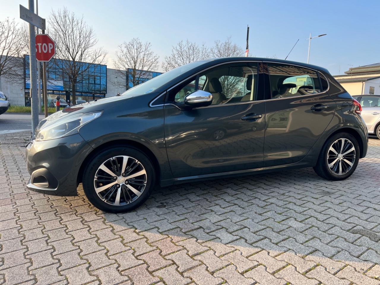 Peugeot 208 1.0 benz. 82 5 porte Allure ok Neopatentati