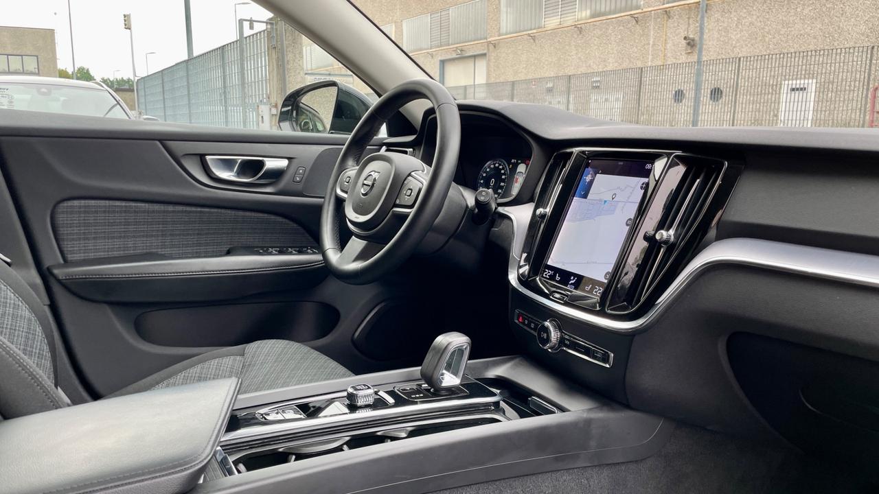 VOLVO V60 B4 2.0 GEARTRONIC MOMENTUM BUSINESS PRO 197CV - FULL LED, TETTO, SEDILI RISCALDABILI