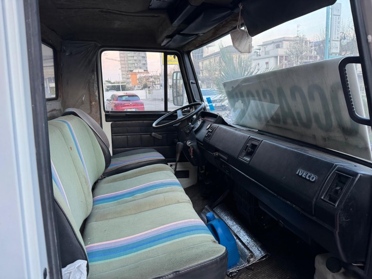 Iveco 65-10 con Gru