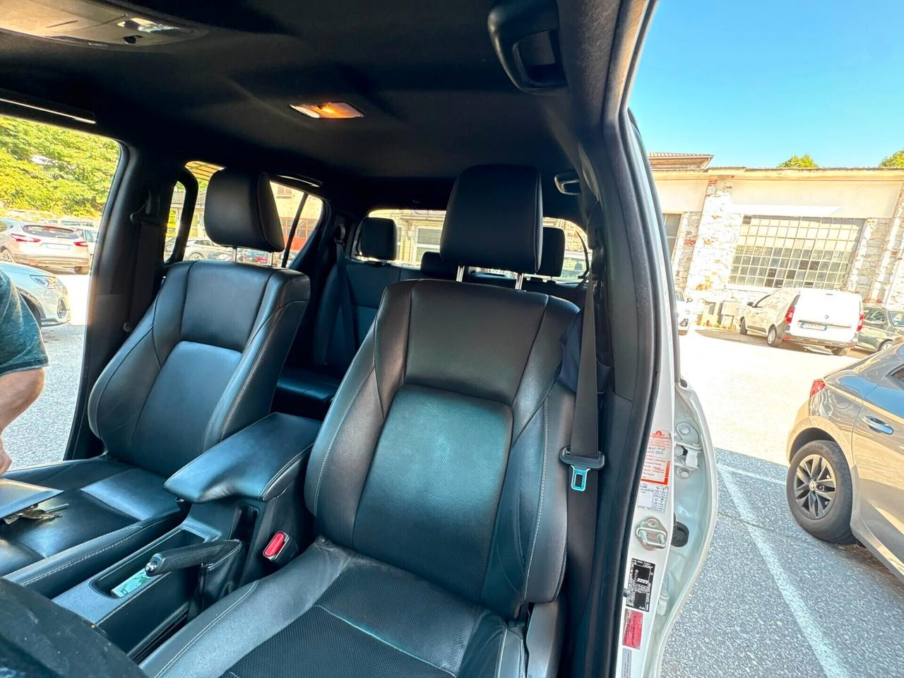 Toyota Hilux 2.4 D-4D A/T 4WD 4 porte Double Cab Invincible