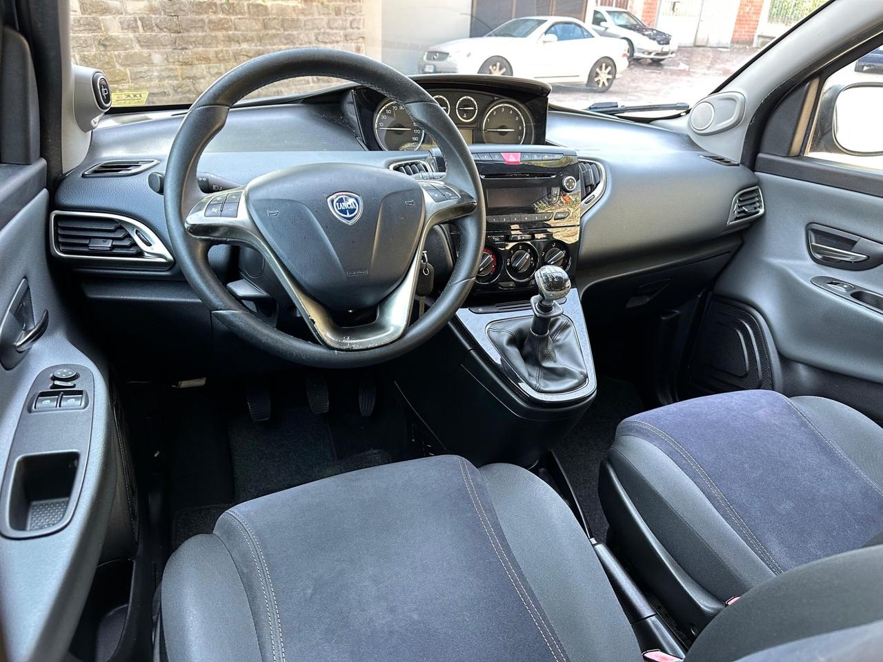Lancia Ypsilon 1.2 69 CV 5 porte S&S Gold neopatentati