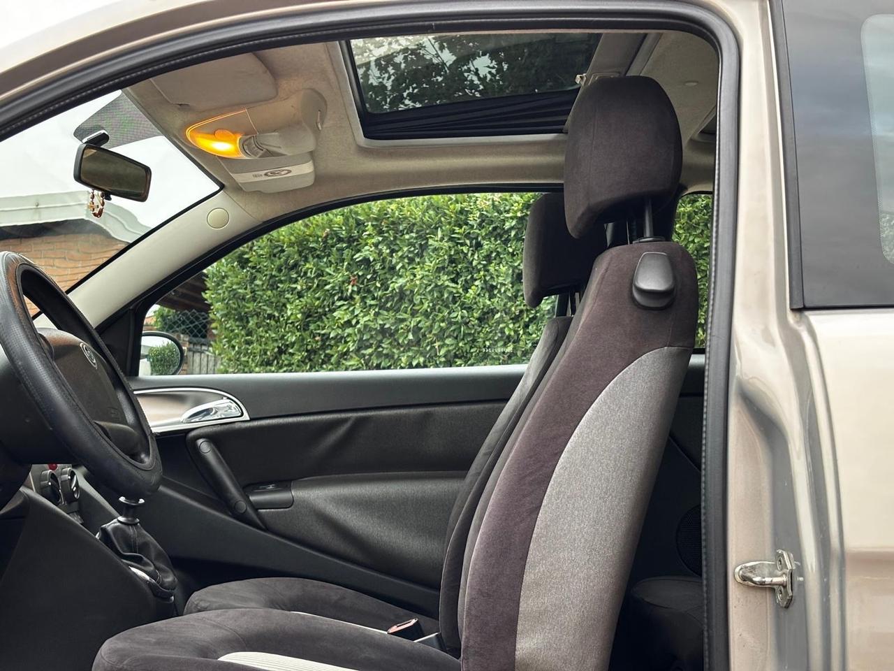 Lancia Ypsilon 1.4 16V Sport MomoDesign – €3.700 | 105.000 km