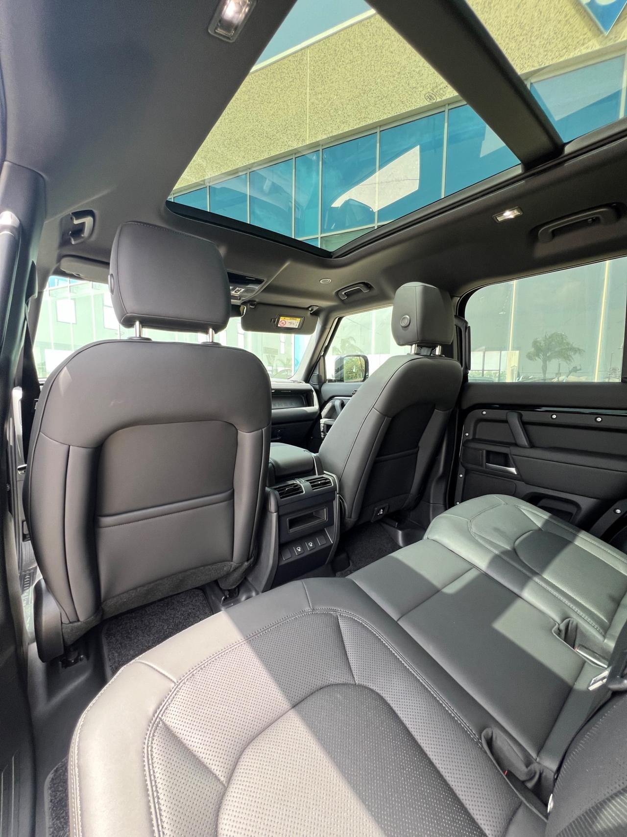 Land Rover Defender 110 3.0D I6 200 CV AWD Auto X-Dynamic SE