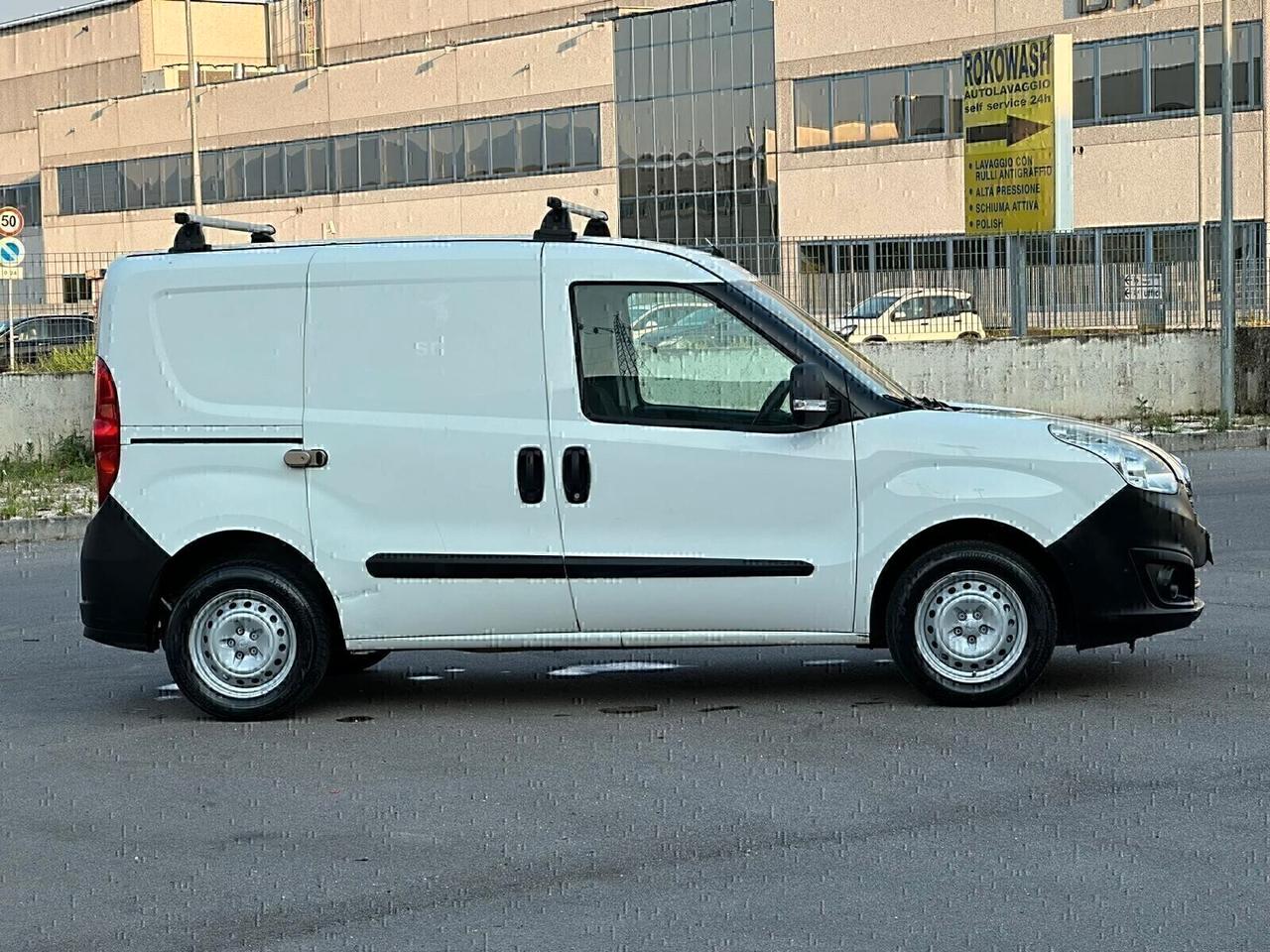 OPEL COMBO ANNO 2017 PRONTO ALL'USO! SUPER PREZZO!