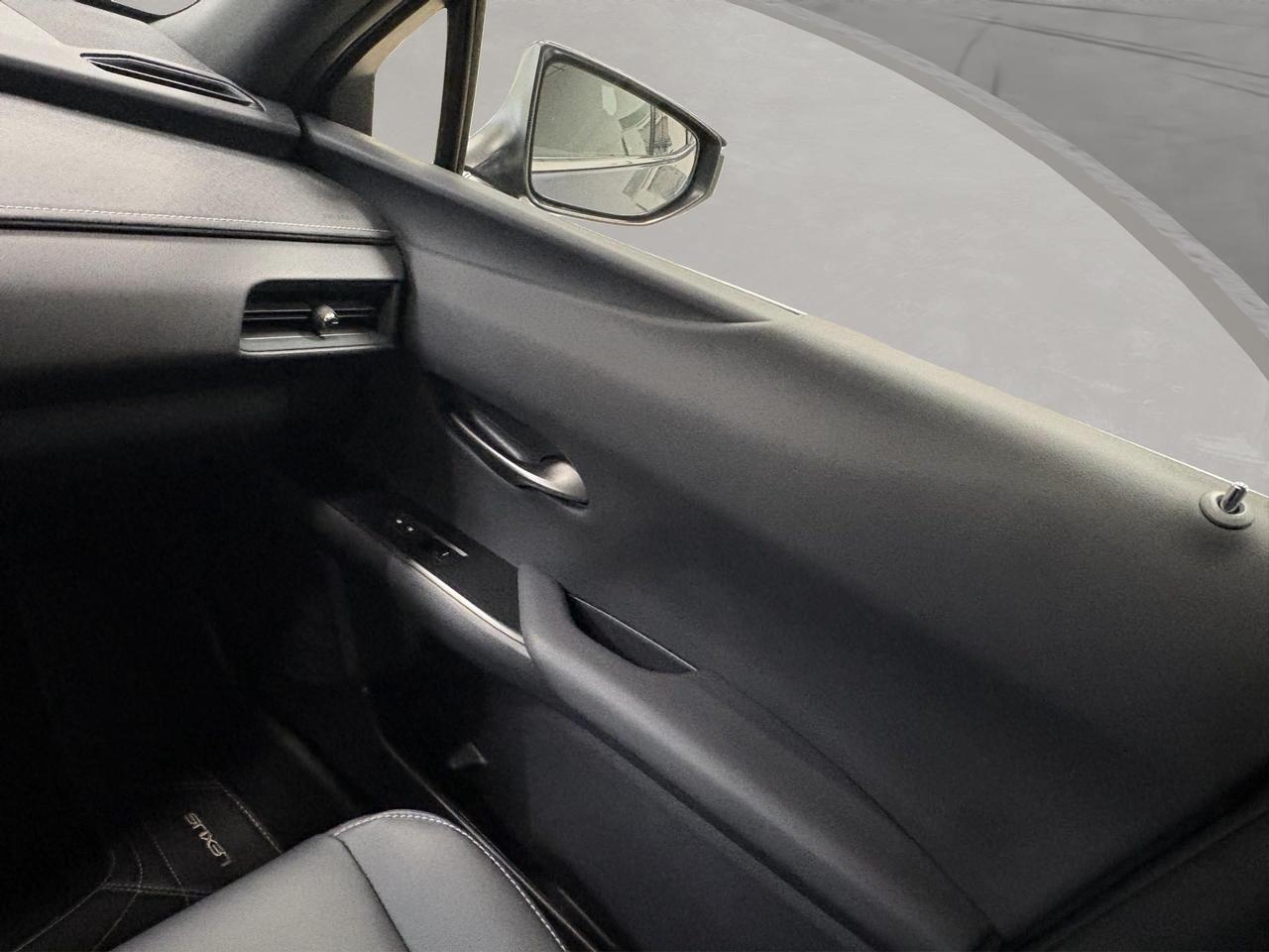 Lexus UX 300h 2.0 F-Design 4wd cvt