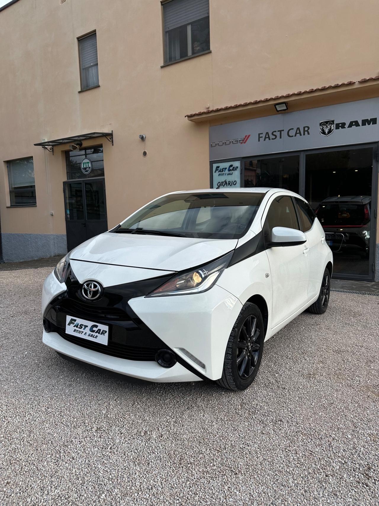 Toyota Aygo 1.0 VVT-i 69 CV 5 porte x-black ok neopatentati