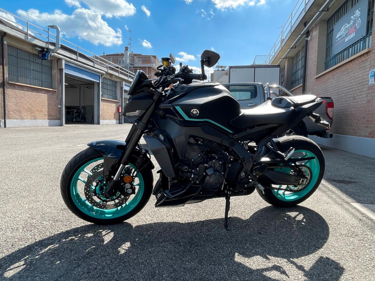 YAMAHA MT09 2024-SOLO 9.300 KM-AKRAPOVIČ COMPLETO -GARANZIA 03/2027