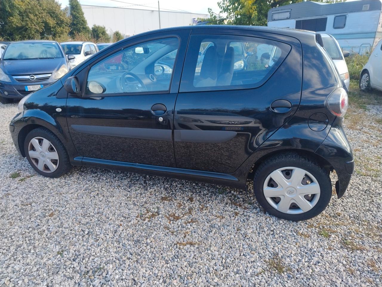 Toyota Aygo 1.0 12V VVT-i 5 porte Sol Connect Red Edition