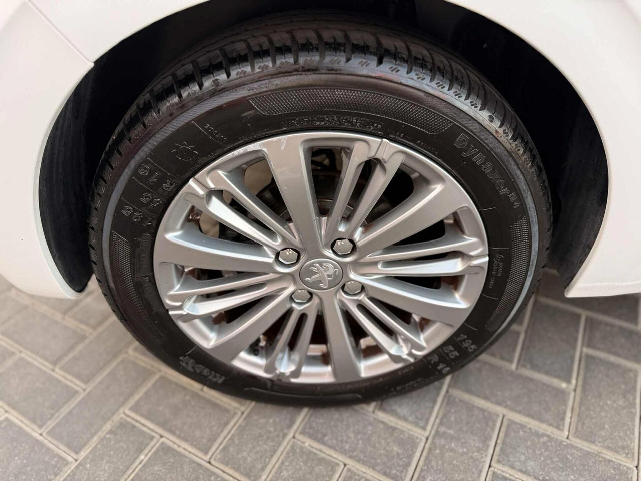 Peugeot 208 1.5 HDi 102 CV Stop&Start 5 porte Allure/OK NEOPATENTATI