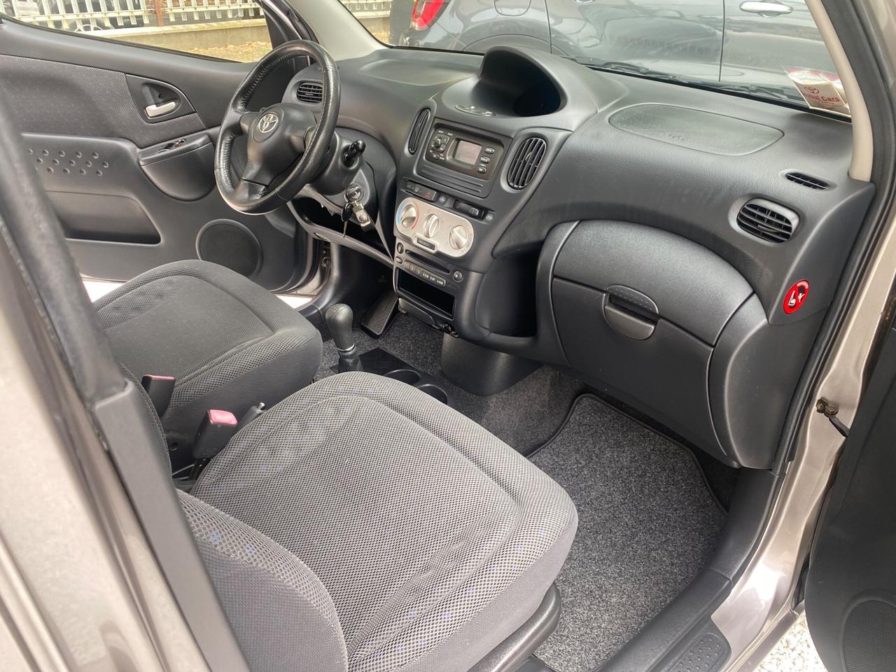 Toyota Yaris Verso 1.3i 16V cat Sol '03 NEOPATENTATI!!!