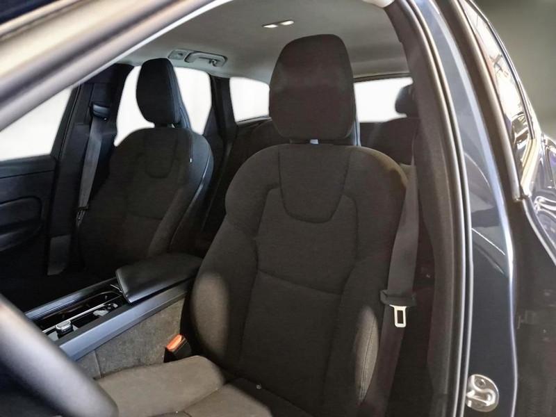 VOLVO XC60 B4 D automatico Momentum Pro