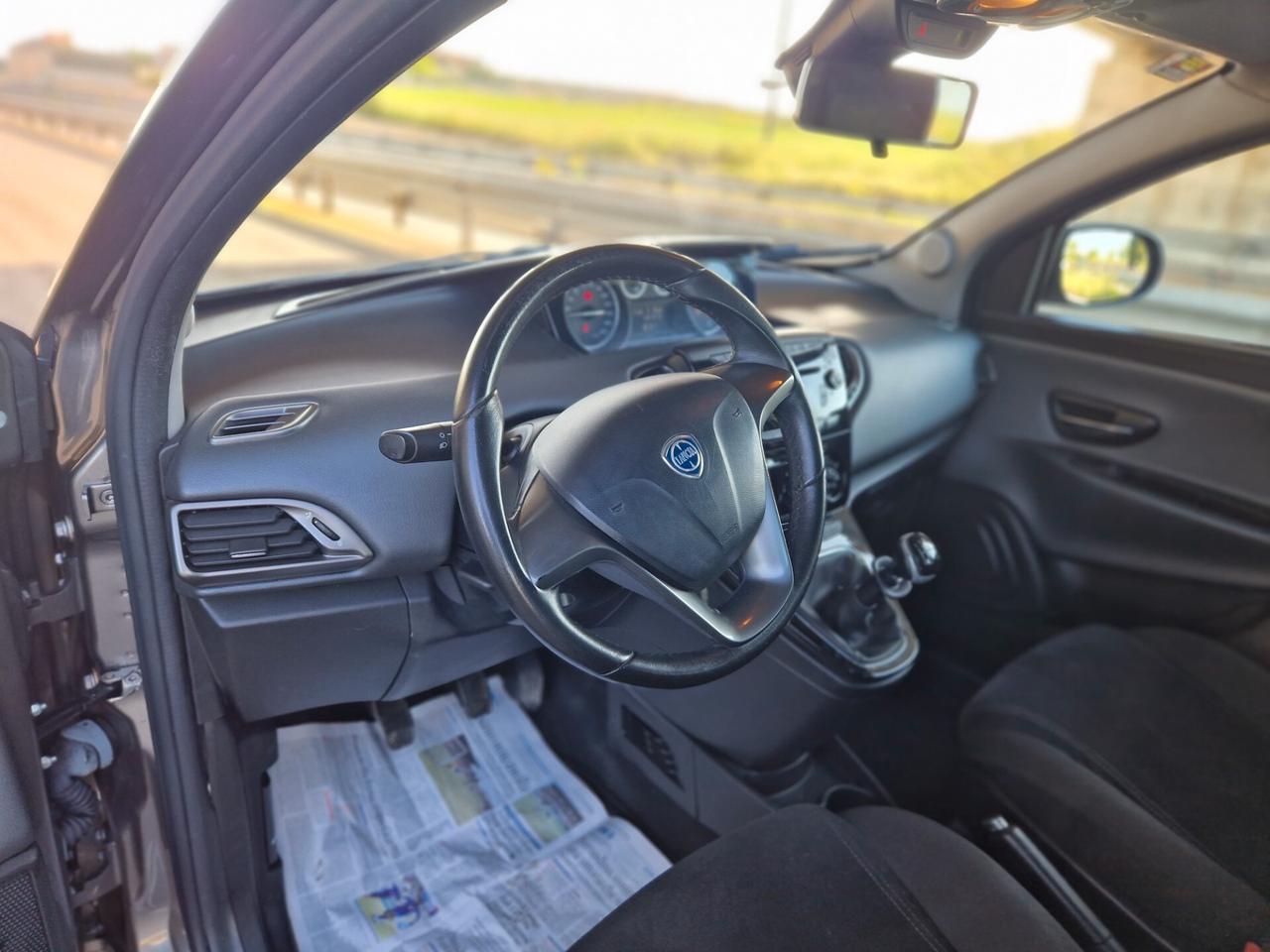 Lancia Ypsilon 1.2 69 CV Unyca