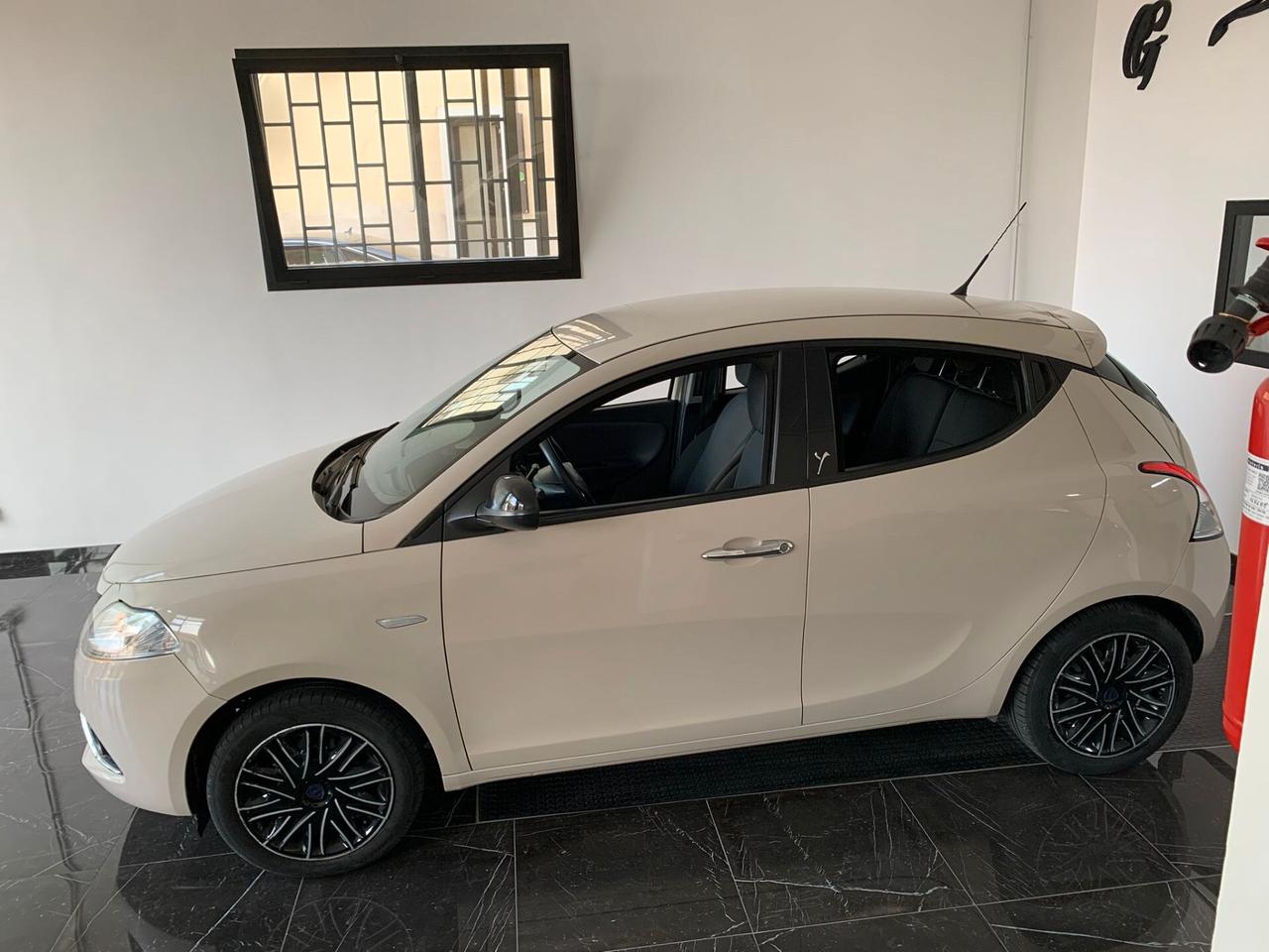 Lancia Ypsilon 1.2 69 CV 5 porte Silver
