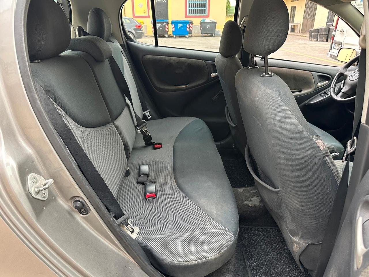 Toyota Yaris 1.3i 16V cat 5 porte Sol
