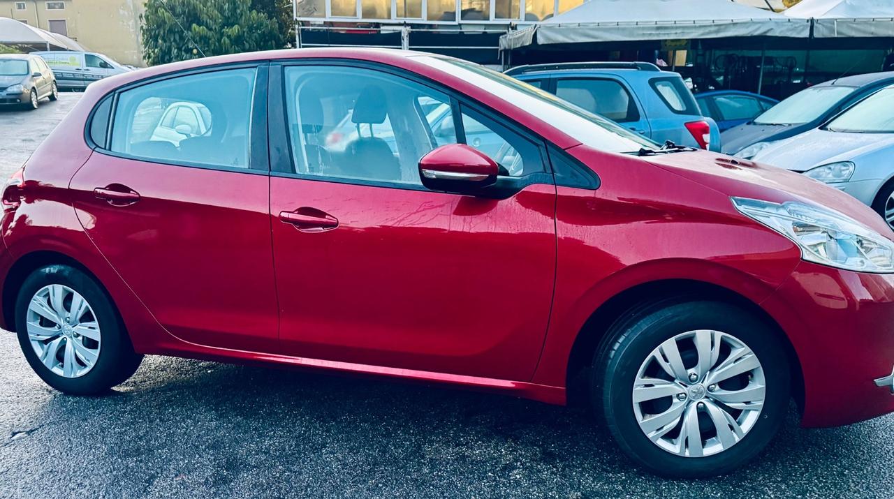 Peugeot 208 1.4 HDi 68 CV 5 porte Allure