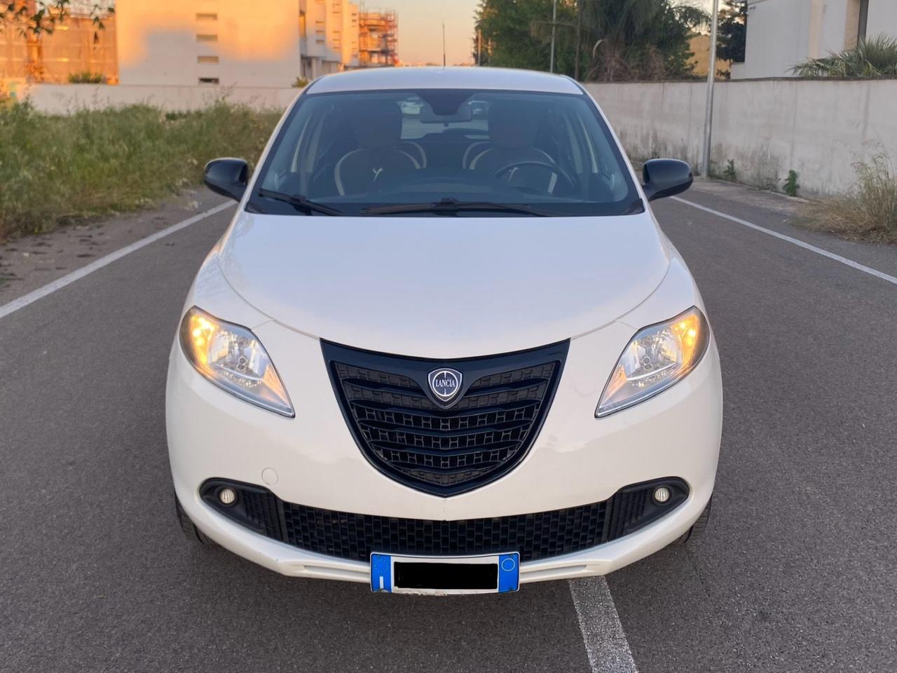 Lancia Ypsilon 0.9 TwinAir 85 CV 5 porte Metano Ecochic Silver