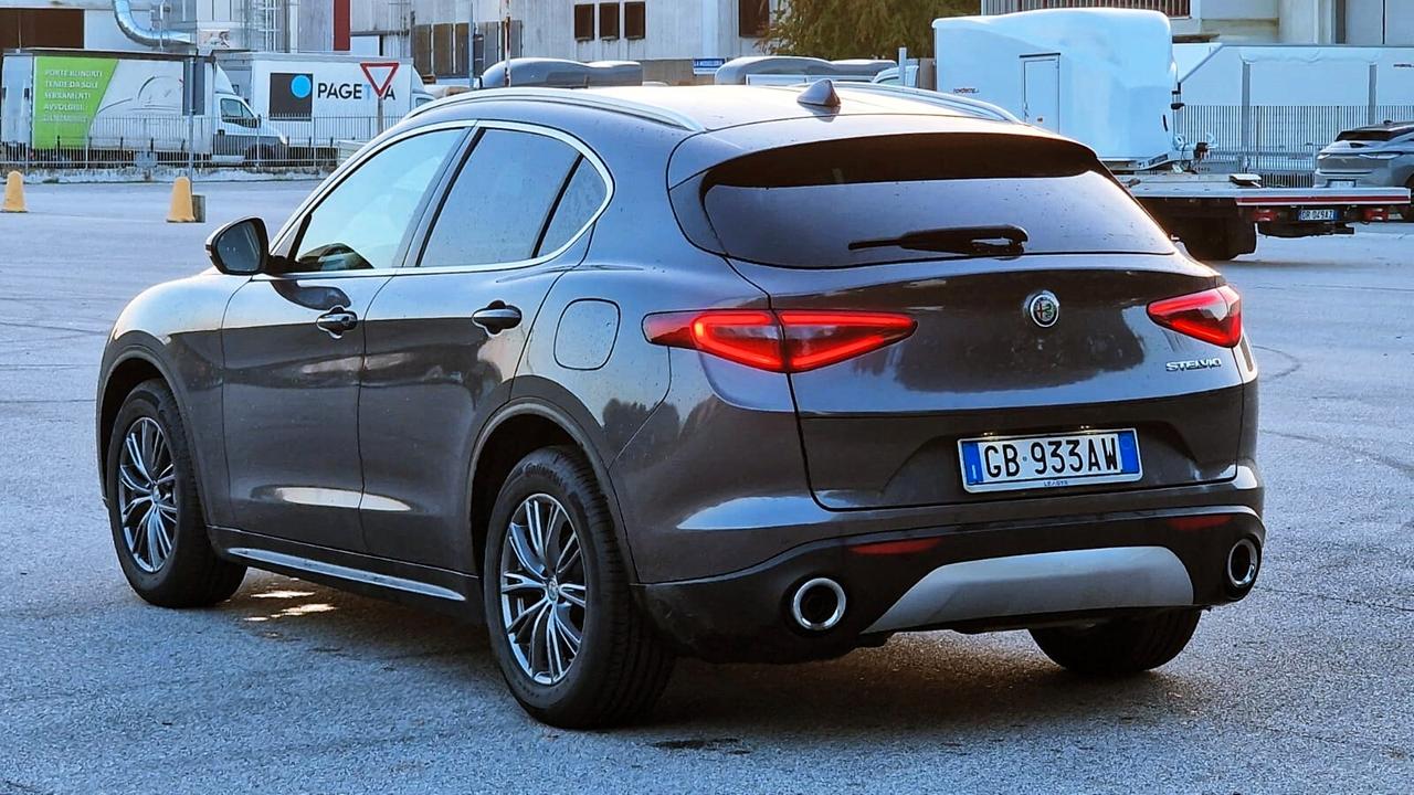 Alfa Romeo Stelvio 2.2 Turbodiesel 160 CV AT8 RWD Sport-Tech