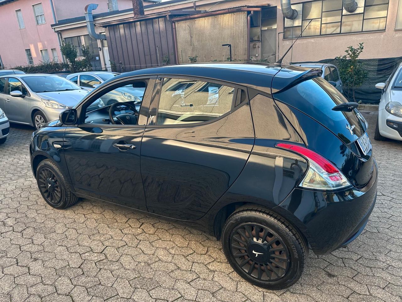 Lancia Ypsilon 1.2 69 CV 5 porte Silver