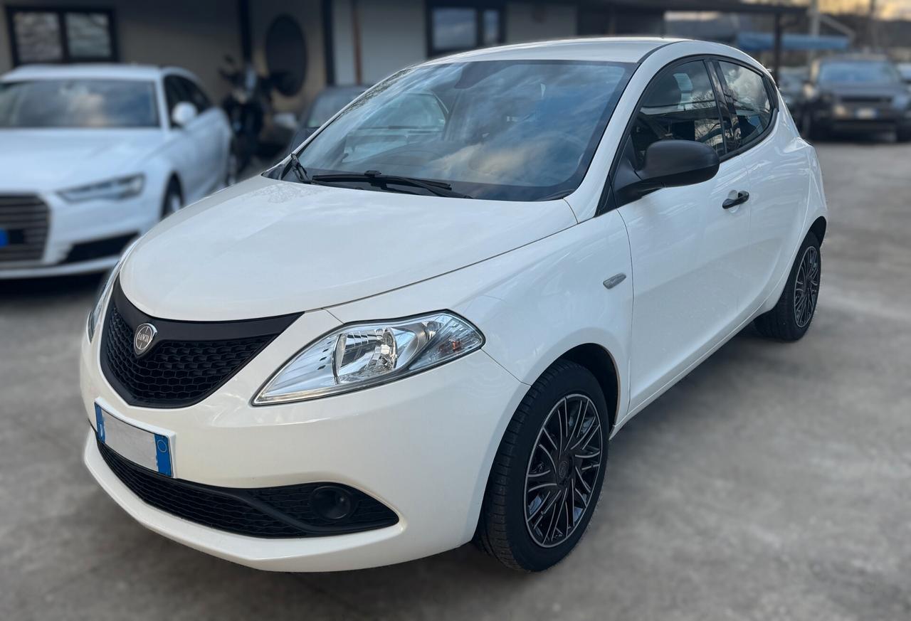 Lancia Ypsilon 1.0 FireFly 5 porte S&S Hybrid Ecochic Silver