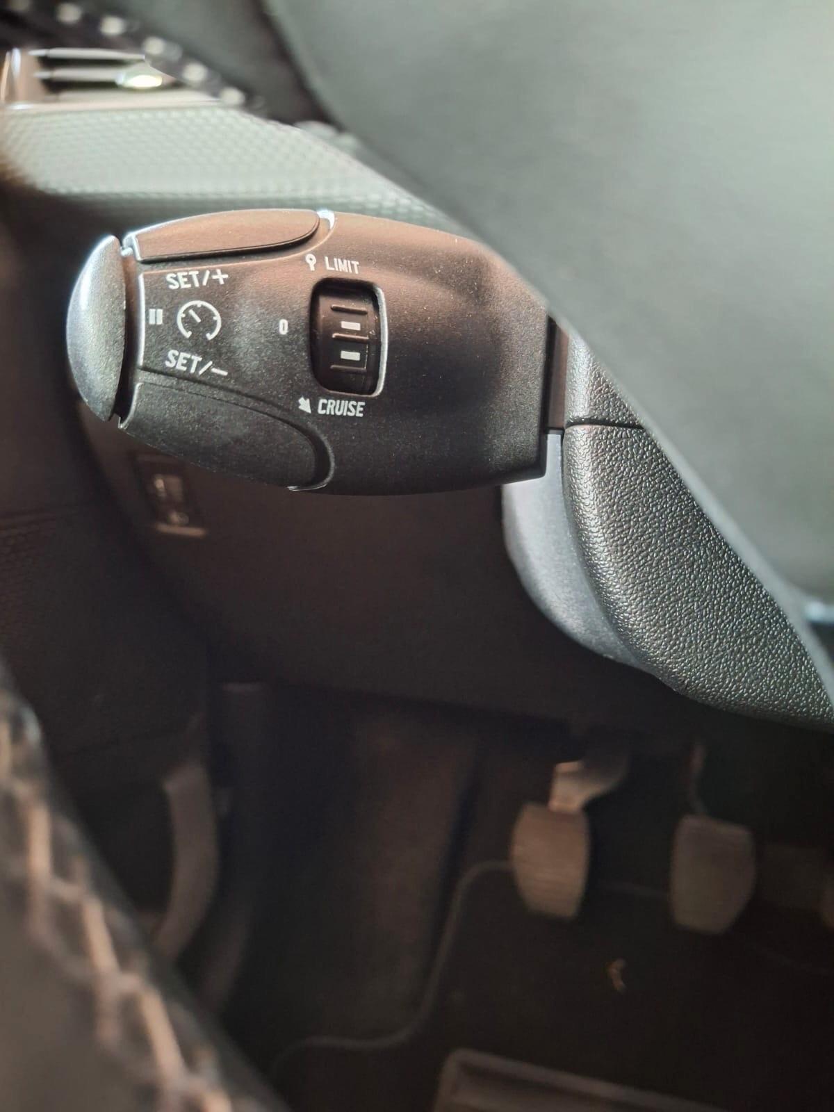 Peugeot 208 *5p 1.2 *NEOPATENTATI*TAGLIANDI CERTIFICATI