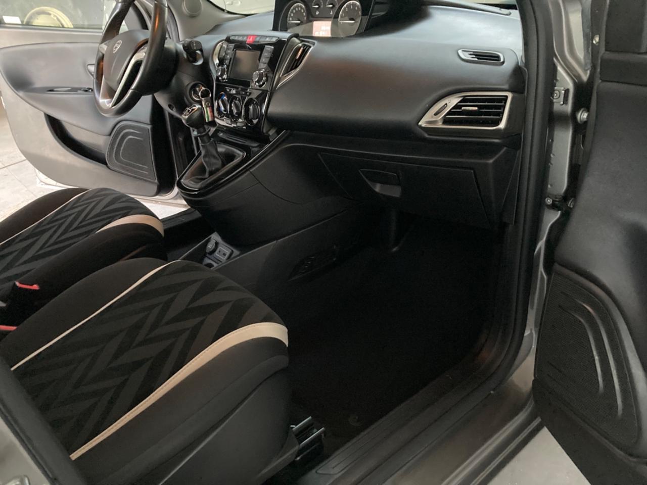 Lancia Ypsilon 1.2 69 CV 5 porte Gold per neopatentati