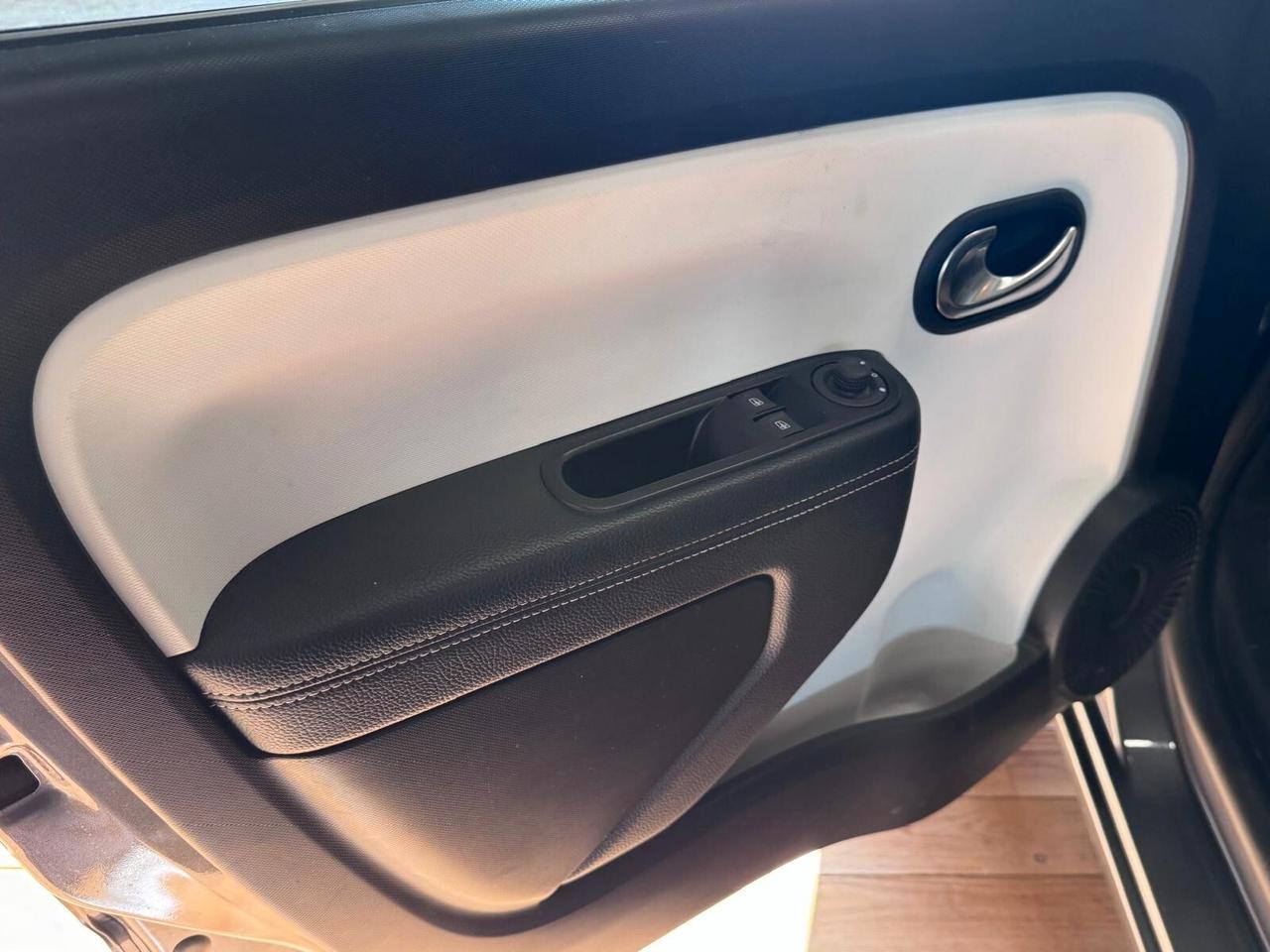 Renault Twingo 0.9 93cv INTENS NEOPATENTATI TURBO, AUTOMATICA,PELLE,NAVI,UNIPRO
