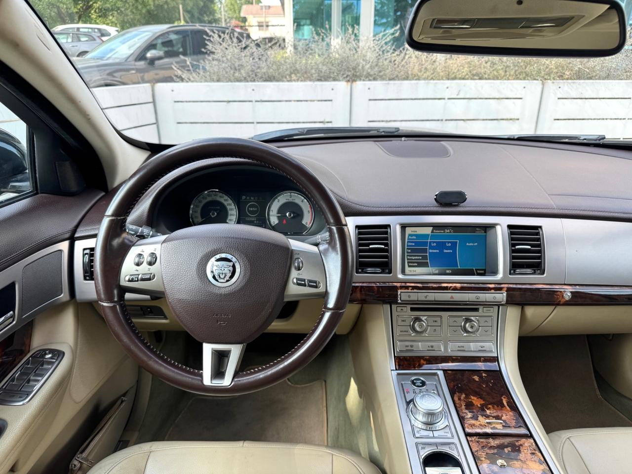 Jaguar XF 3.0 D V6 Luxury