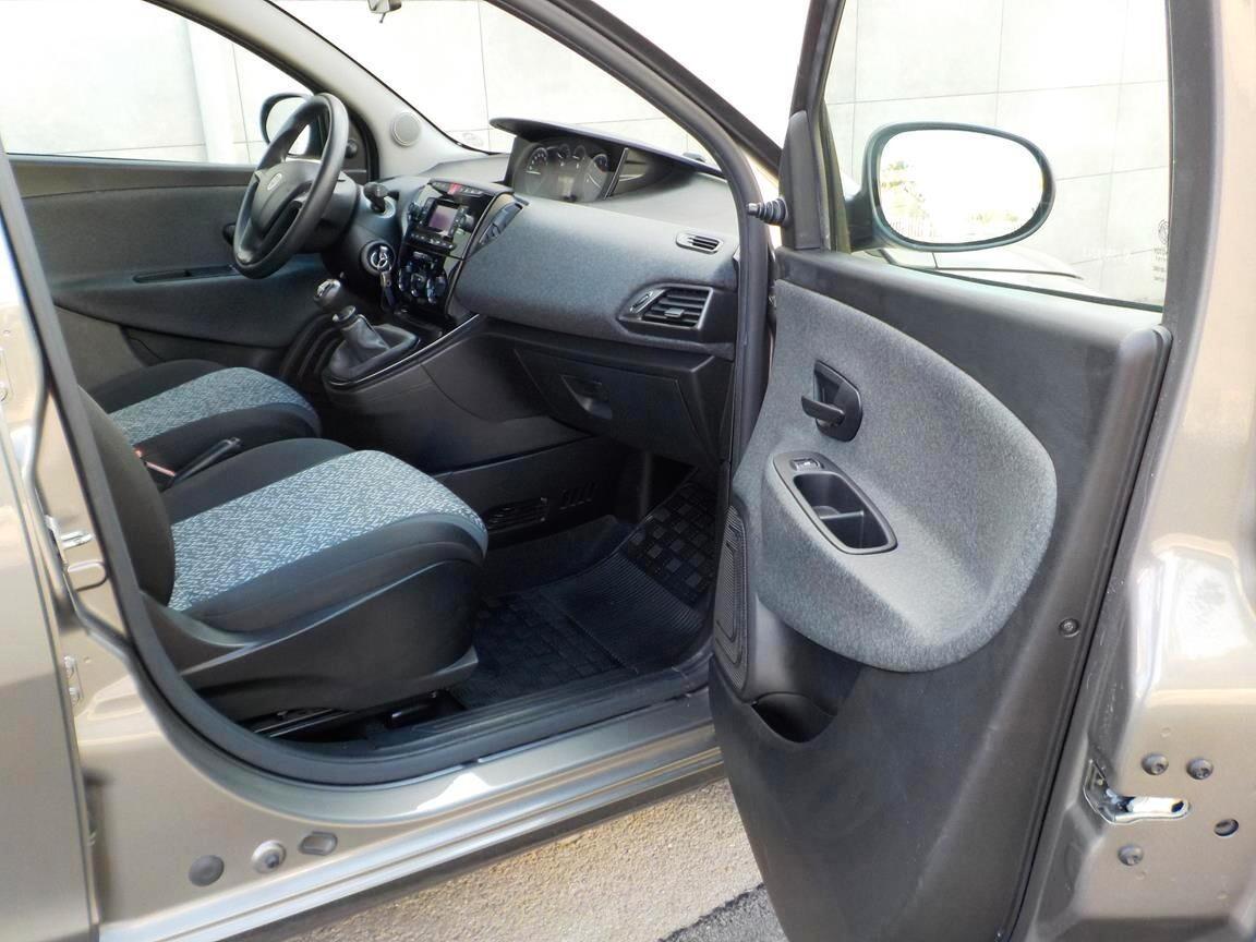 Lancia Ypsilon 1.0 FireFly 5 porte S&S Hybrid Ecochic Silver