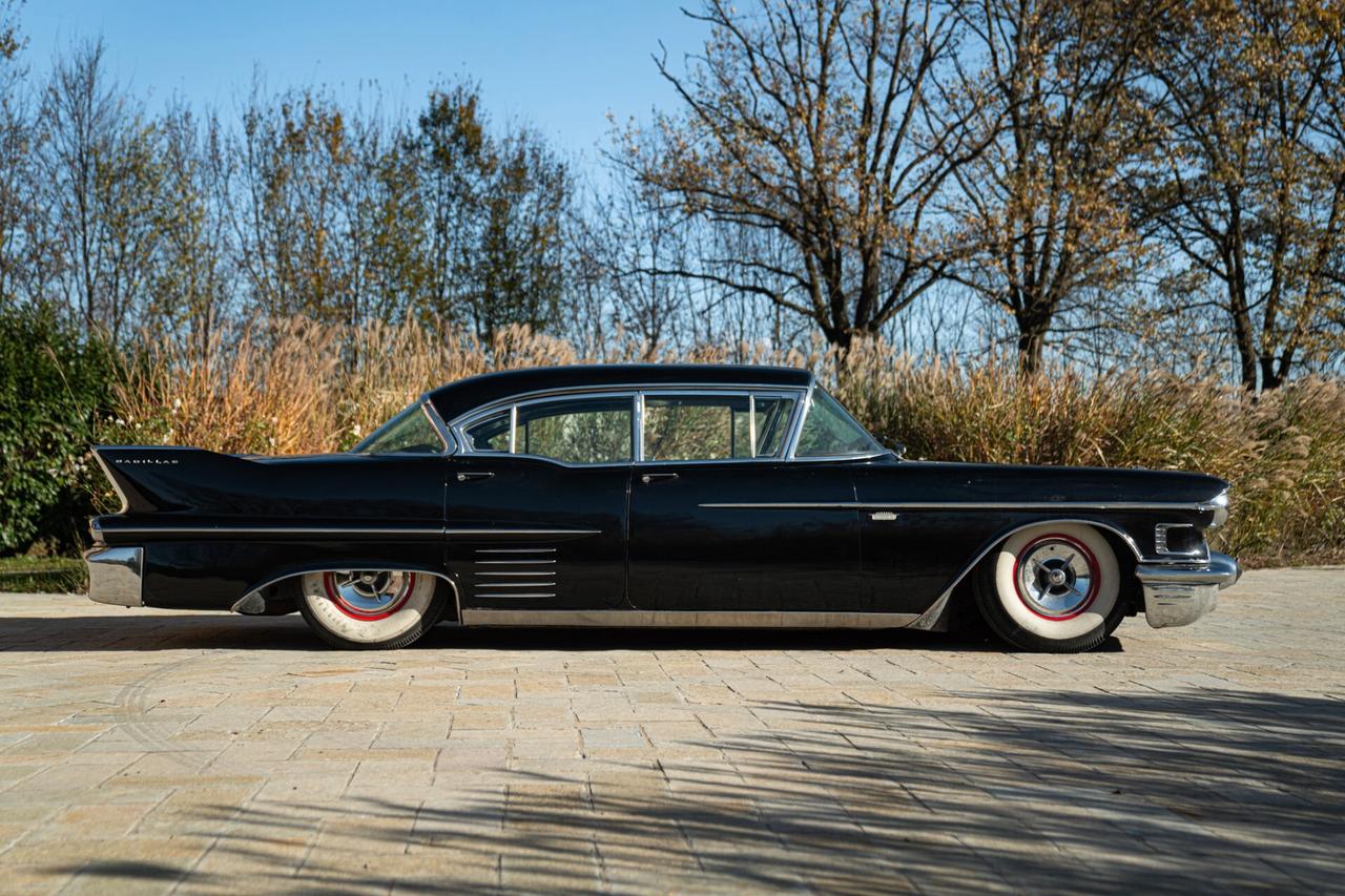 Cadillac Series 62 SPECIAL FLEETWOOD SEDAN - RDS01501