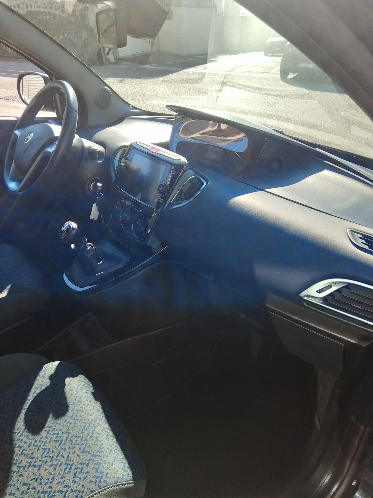 Lancia Ypsilon 1.0 FireFly 5 porte S&S Hybrid Gold