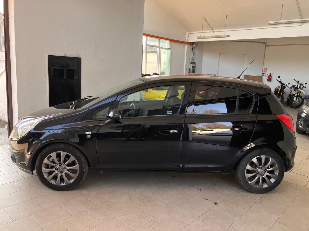 Opel Corsa 1.2 5 porte Cosmo NEOPATENTATI