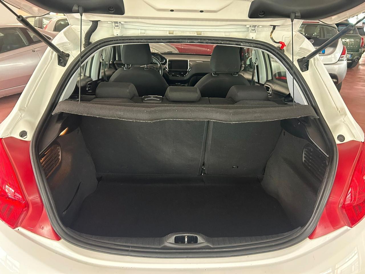 Peugeot 208 serie4 benzina 1.2 CV 82 Km 96.490 per NEOPATENTATI