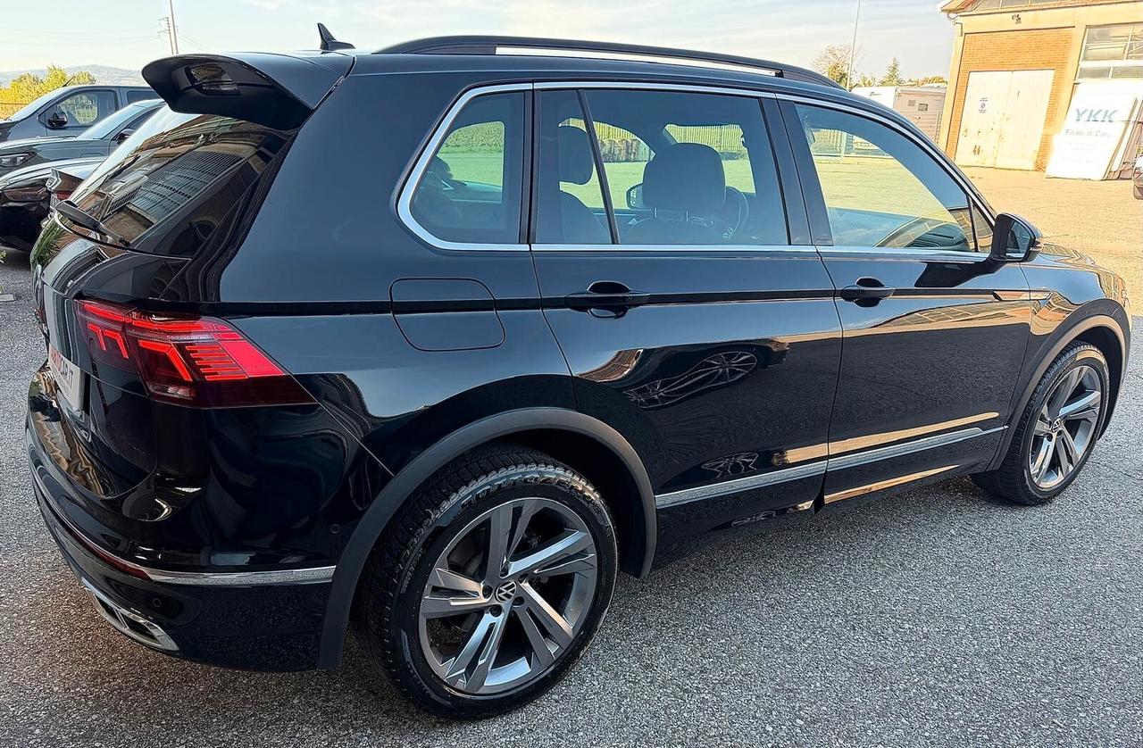 Volkswagen Tiguan 2.0 TDI 150 CV SCR DSG R-Line interno ed esterno