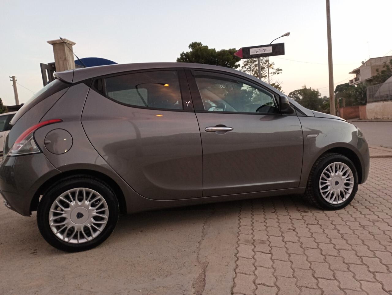 Lancia Ypsilon 1.2 69 CV 5 porte Silver