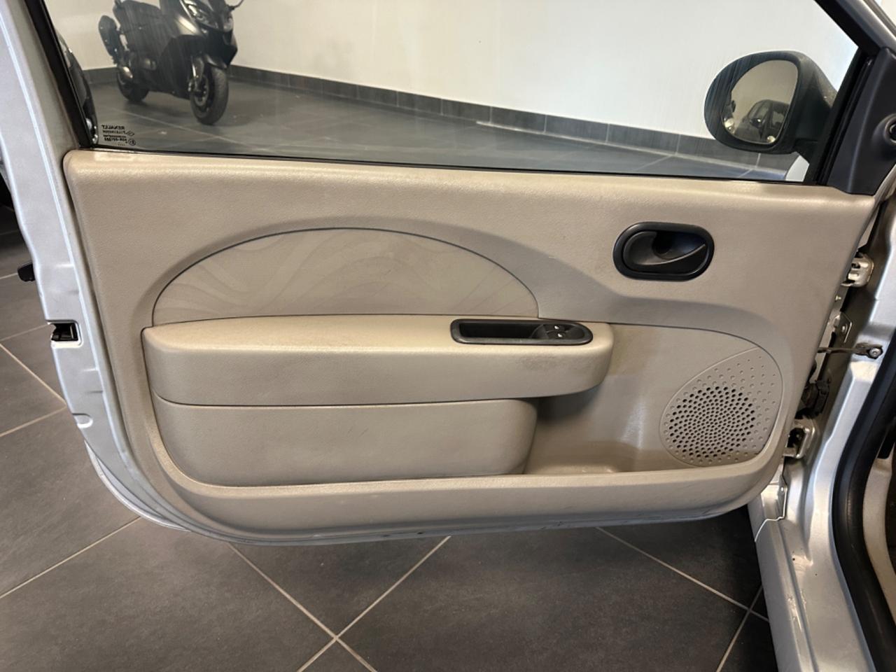 RENAULT TWINGO 1.2 NEOPATENTATI 60CV